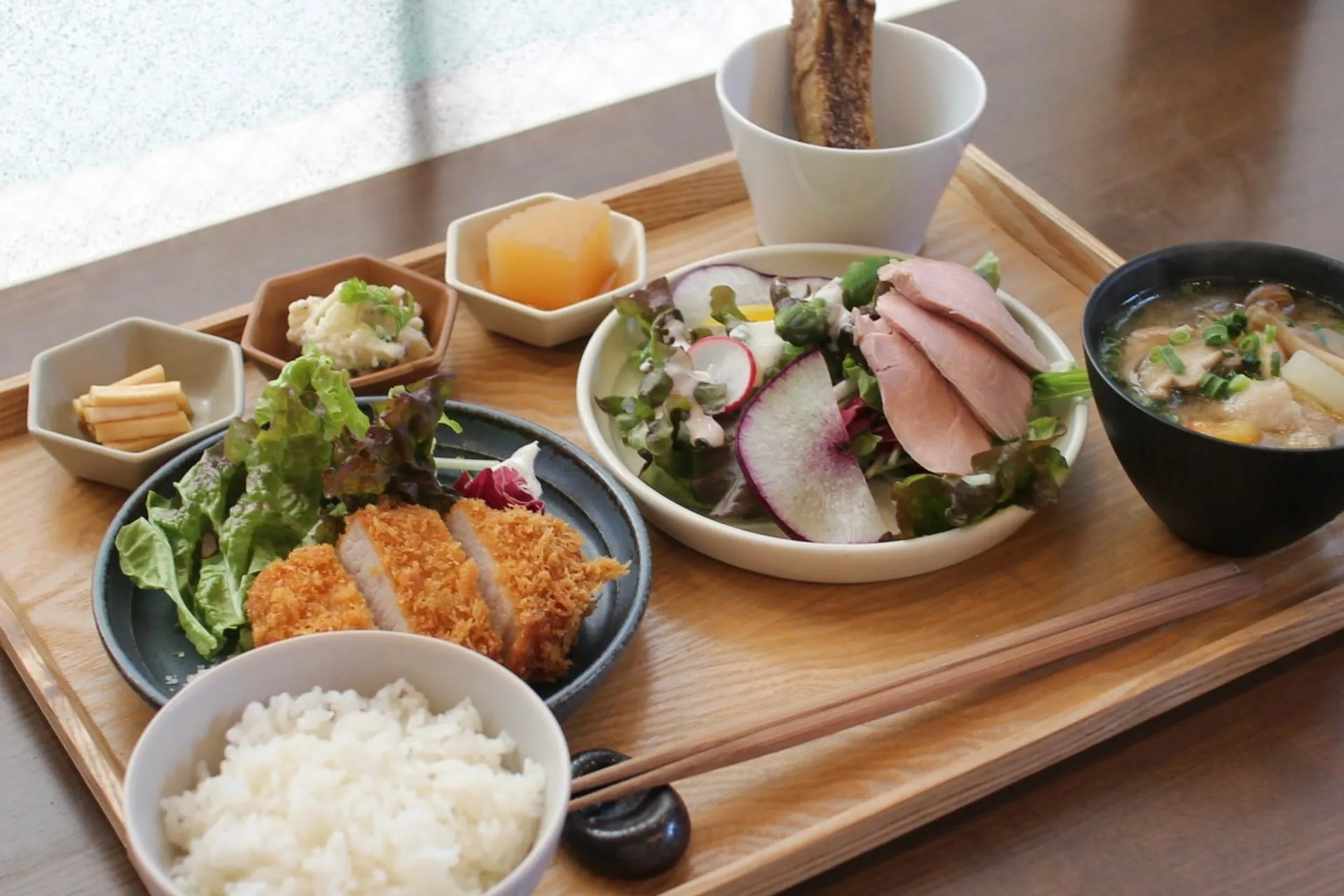 横浜元町で人気のとんかつ店が提案する「メインが2種類選べる贅沢ランチセット」